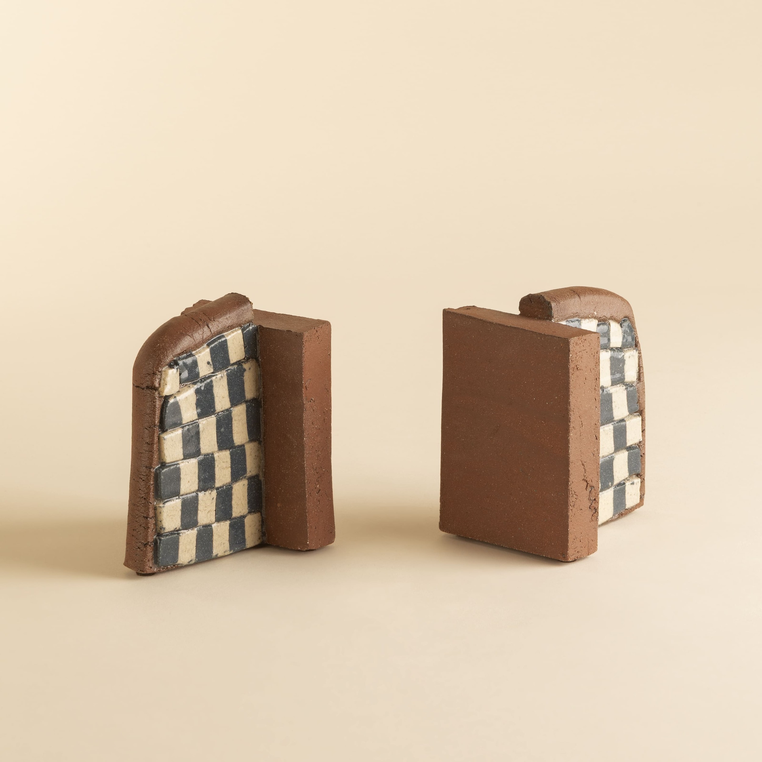 Paire de serre-livres damier