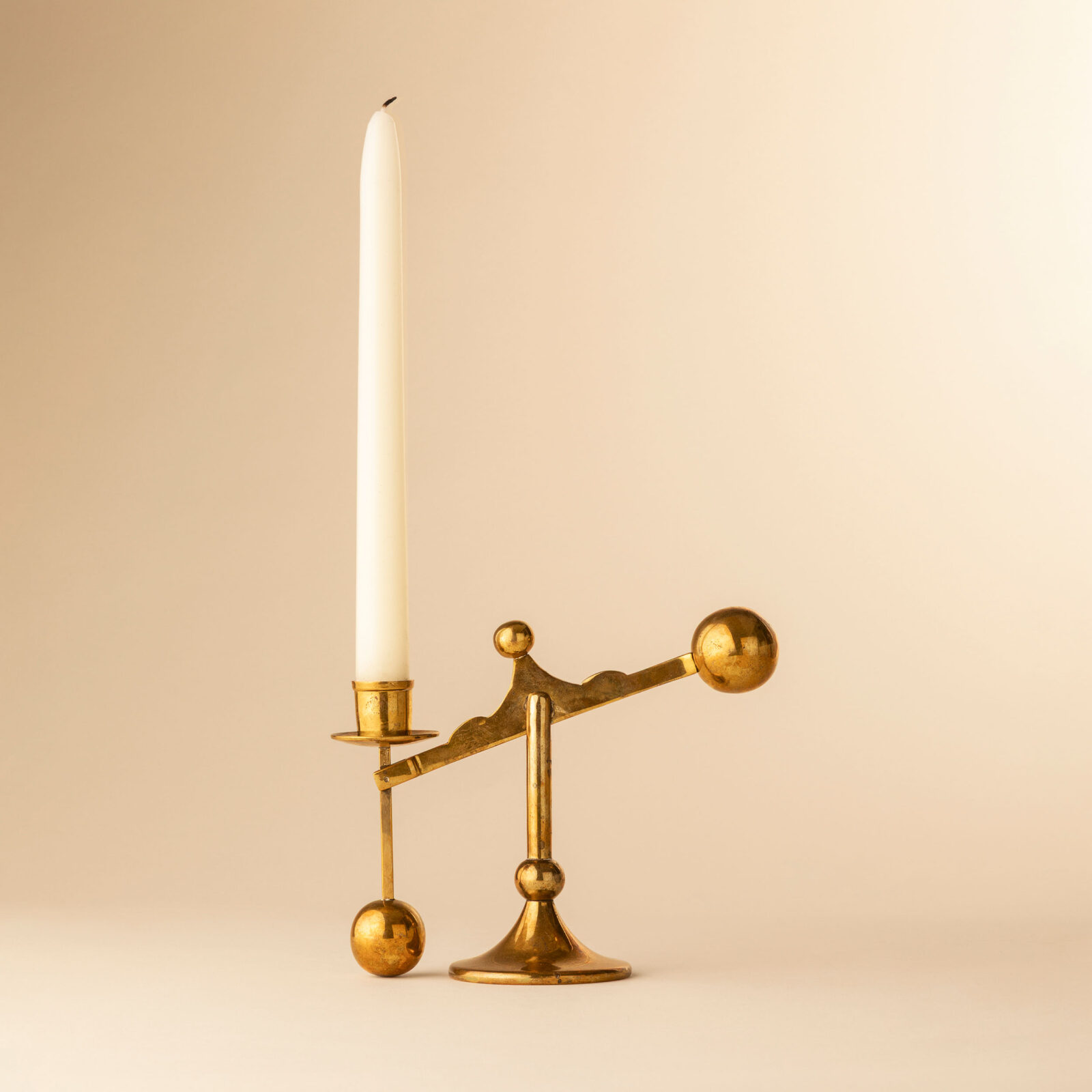 Pendulum candle holder