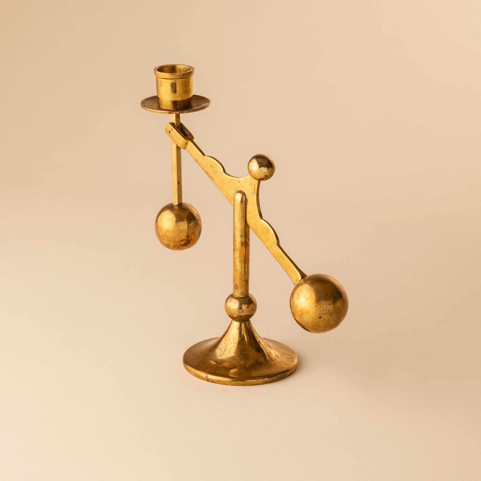 Pendulum candle holder