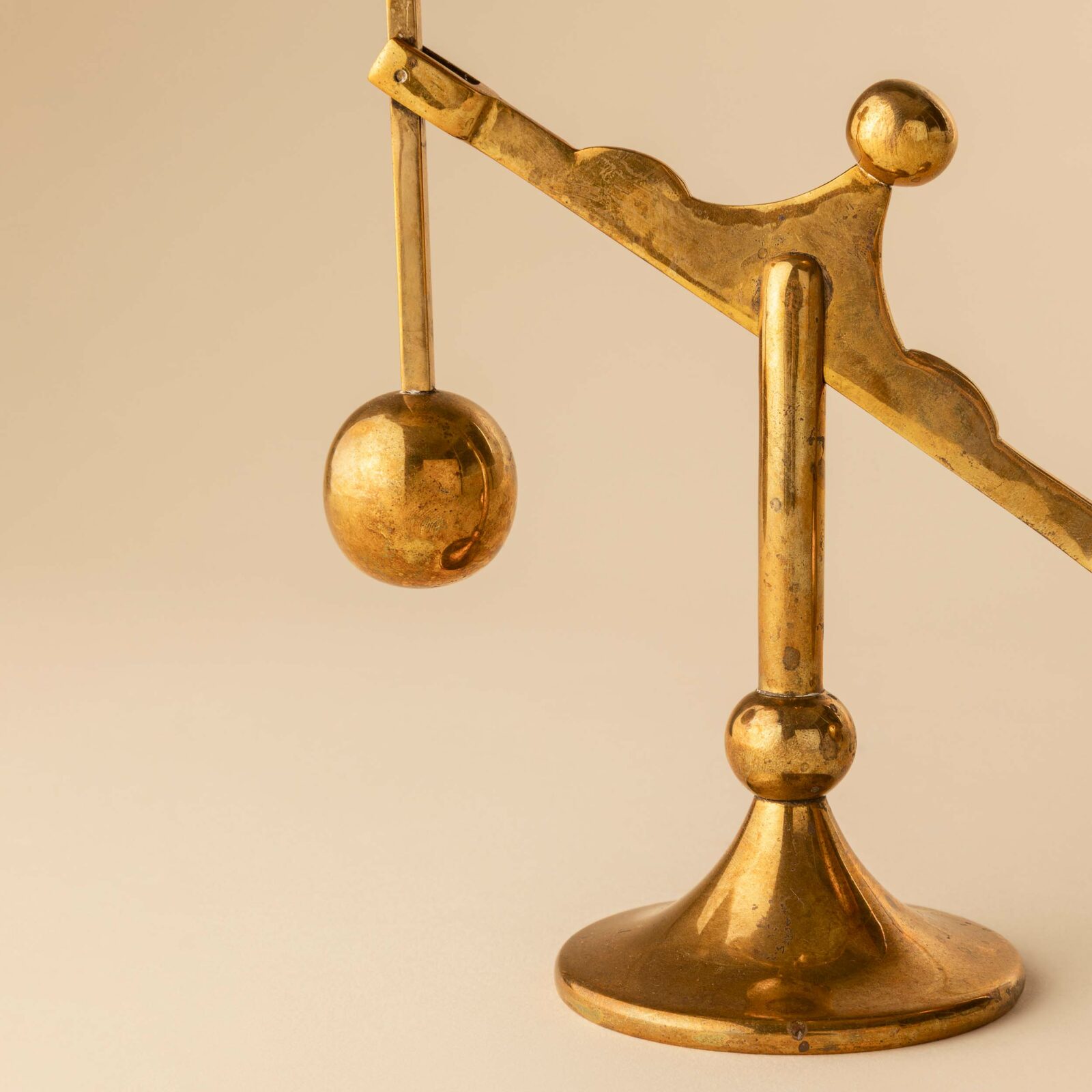 Pendulum candle holder