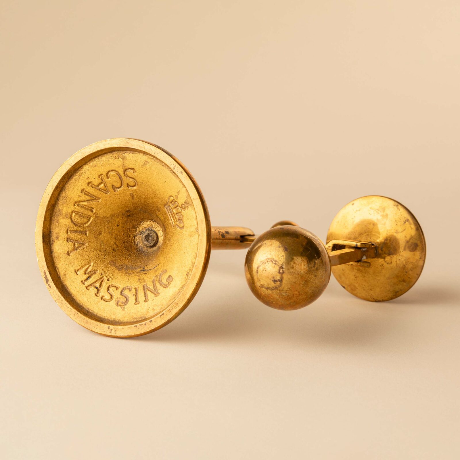 Pendulum candle holder