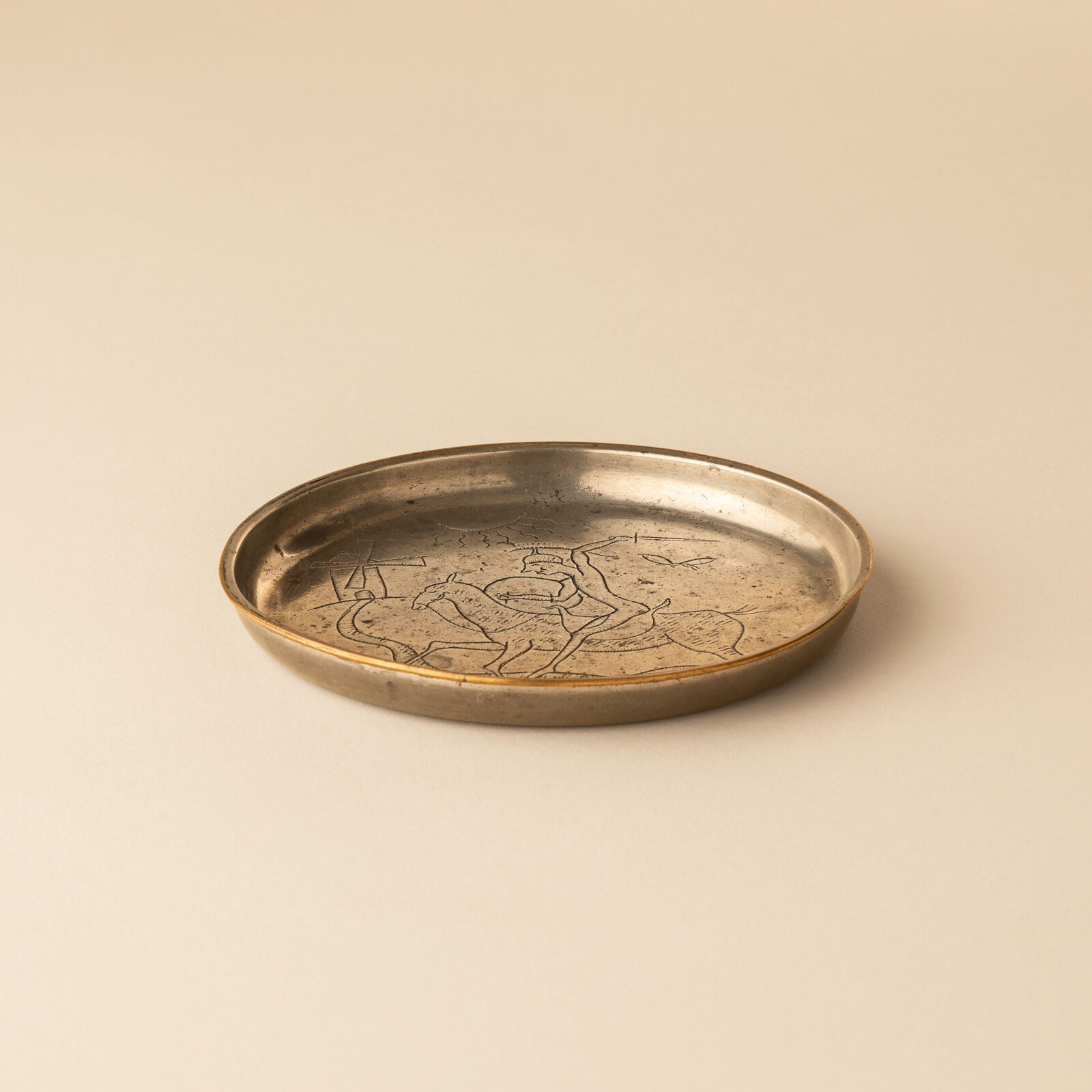 Catchall tray hover